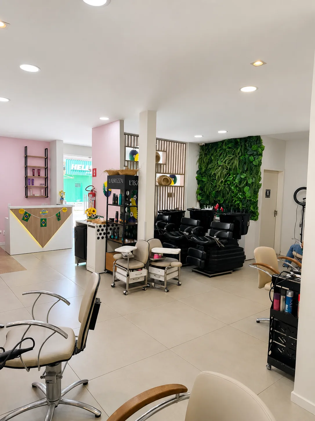 Ambiente interno do Mutari Cabeleireiros: recepção e estações de atendimento