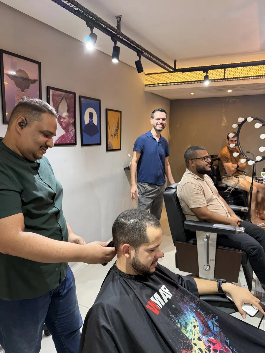 Equipe do Mutari Cabeleireiros atendendo clientes na barbearia
